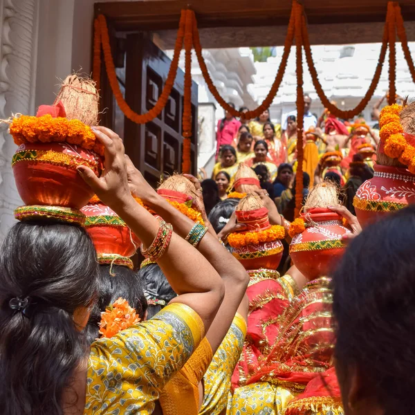Ženy Kalašem Hlavě Během Chrámu Jagannath Mangal Kalash Yatra Indičtí — Stock fotografie