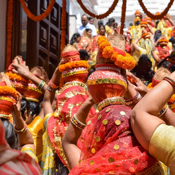 Mujeres Con Kalash Cabeza Durante Mangal Del Templo Jagannath Kalash — Foto de Stock