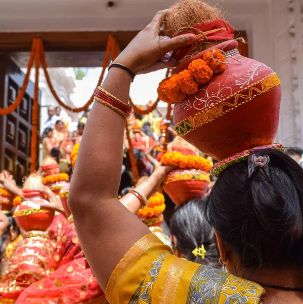 ジャガナート寺院の間に頭の上にカラシュを持つ女性マンガルカラシュYatra インドのヒンズー教徒の信者は 上にココナッツと神聖な水を含む土鍋を運ぶ — ストック写真