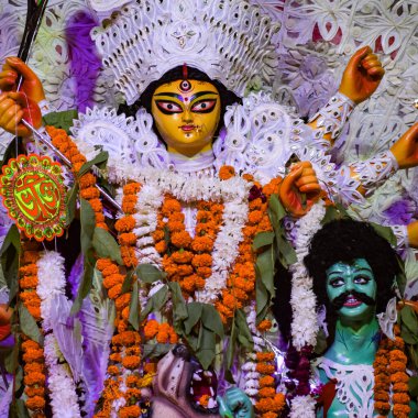 Tanrıça Durga, Hindistan 'ın en büyük Hindu Navratri festivallerinden biri olan Güney Kolkata Durga Puja, Durga Puja Idol' a yakından bakıyor.