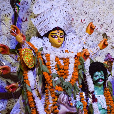 Tanrıça Durga, Hindistan 'ın en büyük Hindu Navratri festivallerinden biri olan Güney Kolkata Durga Puja, Durga Puja Idol' a yakından bakıyor.