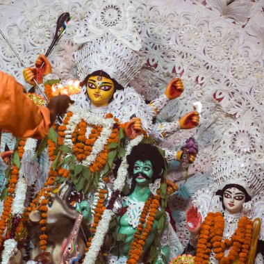 Tanrıça Durga, Hindistan 'ın en büyük Hindu Navratri festivallerinden biri olan Güney Kolkata Durga Puja, Durga Puja Idol' a yakından bakıyor.