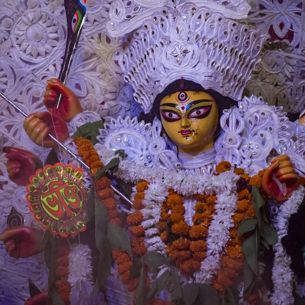 Tanrıça Durga, Hindistan 'ın en büyük Hindu Navratri festivallerinden biri olan Güney Kolkata Durga Puja, Durga Puja Idol' a yakından bakıyor.