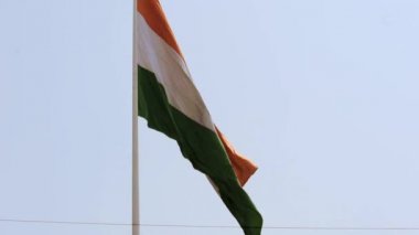 Hindistan bayrağı, Connaught Place 'de dalgalanan mavi gökyüzü, dalgalanan Hindistan bayrağı, Bağımsızlık Günü' nde Hint bayrağı ve Hindistan Cumhuriyeti bayrağı, sallanan atış, sallanan Hint bayrağı, dalgalanan Hindistan bayrakları