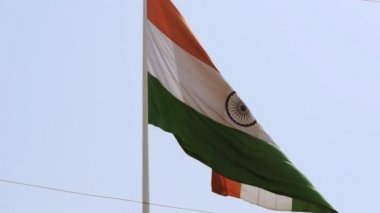Hindistan bayrağı, Connaught Place 'de dalgalanan mavi gökyüzü, dalgalanan Hindistan bayrağı, Bağımsızlık Günü' nde Hint bayrağı ve Hindistan Cumhuriyeti bayrağı, sallanan atış, sallanan Hint bayrağı, dalgalanan Hindistan bayrakları