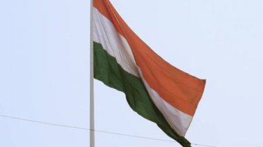 Hindistan bayrağı, Connaught Place 'de dalgalanan mavi gökyüzü, dalgalanan Hindistan bayrağı, Bağımsızlık Günü' nde Hint bayrağı ve Hindistan Cumhuriyeti bayrağı, sallanan atış, sallanan Hint bayrağı, dalgalanan Hindistan bayrakları