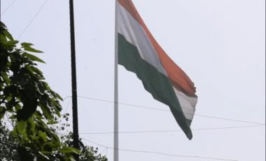 Hindistan bayrağı, Connaught Place 'de dalgalanan mavi gökyüzü, dalgalanan Hindistan bayrağı, Bağımsızlık Günü' nde Hint bayrağı ve Hindistan Cumhuriyeti bayrağı, sallanan atış, sallanan Hint bayrağı, dalgalanan Hindistan bayrakları