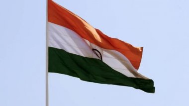 Hindistan bayrağı, Connaught Place 'de dalgalanan mavi gökyüzü, dalgalanan Hindistan bayrağı, Bağımsızlık Günü' nde Hint bayrağı ve Hindistan Cumhuriyeti bayrağı, sallanan atış, sallanan Hint bayrağı, dalgalanan Hindistan bayrakları