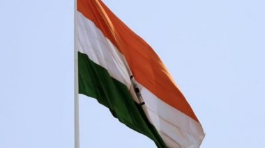 Hindistan bayrağı, Connaught Place 'de dalgalanan mavi gökyüzü, dalgalanan Hindistan bayrağı, Bağımsızlık Günü' nde Hint bayrağı ve Hindistan Cumhuriyeti bayrağı, sallanan atış, sallanan Hint bayrağı, dalgalanan Hindistan bayrakları