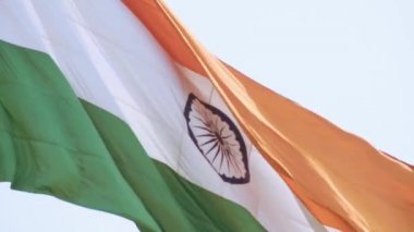Hindistan bayrağı, Connaught Place 'de dalgalanan mavi gökyüzü, dalgalanan Hindistan bayrağı, Bağımsızlık Günü' nde Hint bayrağı ve Hindistan Cumhuriyeti bayrağı, sallanan atış, sallanan Hint bayrağı, dalgalanan Hindistan bayrakları