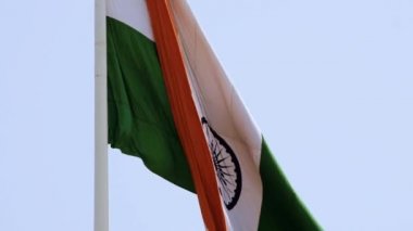 Hindistan bayrağı, Connaught Place 'de dalgalanan mavi gökyüzü, dalgalanan Hindistan bayrağı, Bağımsızlık Günü' nde Hint bayrağı ve Hindistan Cumhuriyeti bayrağı, sallanan atış, sallanan Hint bayrağı, dalgalanan Hindistan bayrakları