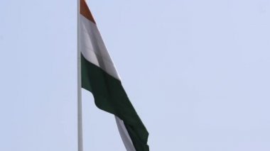 Hindistan bayrağı, Connaught Place 'de dalgalanan mavi gökyüzü, dalgalanan Hindistan bayrağı, Bağımsızlık Günü' nde Hint bayrağı ve Hindistan Cumhuriyeti bayrağı, sallanan atış, sallanan Hint bayrağı, dalgalanan Hindistan bayrakları