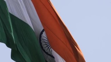 Hindistan bayrağı, Connaught Place 'de dalgalanan mavi gökyüzü, dalgalanan Hindistan bayrağı, Bağımsızlık Günü' nde Hint bayrağı ve Hindistan Cumhuriyeti bayrağı, sallanan atış, sallanan Hint bayrağı, dalgalanan Hindistan bayrakları