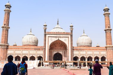 Delhi, Hindistan - 15 Nisan 2022 - Hintli turistler Ramzan sezonunda Delhi 6, Hindistan 'da Jama Mescid' i ziyaret etti. Jama Mescidi Hindistan 'daki en büyük ve belki de en görkemli camidir.