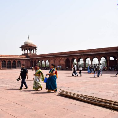 Delhi, Hindistan - 15 Nisan 2022 - Hintli turistler Ramzan sezonunda Delhi 6, Hindistan 'da Jama Mescid' i ziyaret etti. Jama Mescidi Hindistan 'daki en büyük ve belki de en görkemli camidir.