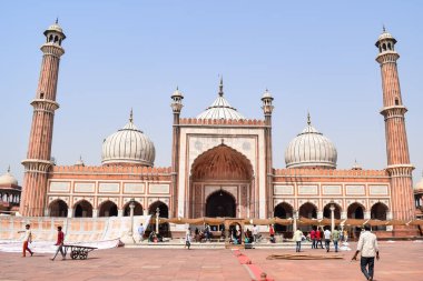 Delhi, Hindistan - 15 Nisan 2022 - Hintli turistler Ramzan sezonunda Delhi 6, Hindistan 'da Jama Mescid' i ziyaret etti. Jama Mescidi Hindistan 'daki en büyük ve belki de en görkemli camidir.