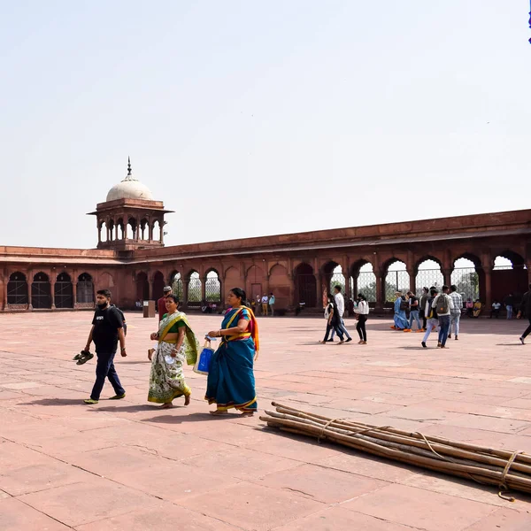 Delhi, Hindistan - 15 Nisan 2022 - Hintli turistler Ramzan sezonunda Delhi 6, Hindistan 'da Jama Mescid' i ziyaret etti. Jama Mescidi Hindistan 'daki en büyük ve belki de en görkemli camidir.