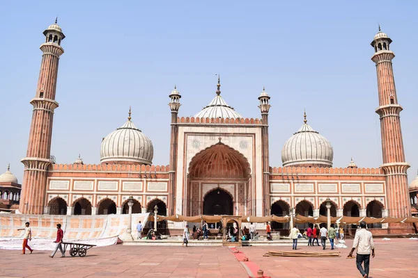 Delhi, Hindistan - 15 Nisan 2022 - Hintli turistler Ramzan sezonunda Delhi 6, Hindistan 'da Jama Mescid' i ziyaret etti. Jama Mescidi Hindistan 'daki en büyük ve belki de en görkemli camidir.