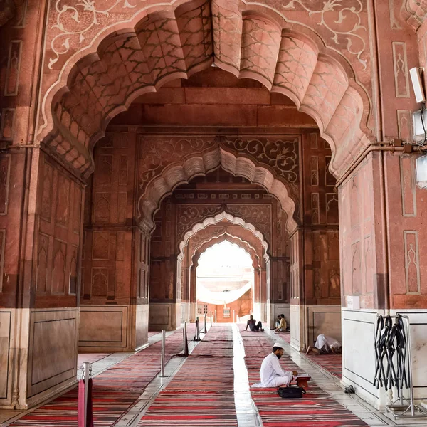 Delhi, Hindistan - 15 Nisan 2022 - Hintli turistler Ramzan sezonunda Delhi 6, Hindistan 'da Jama Mescid' i ziyaret etti. Jama Mescidi Hindistan 'daki en büyük ve belki de en görkemli camidir.