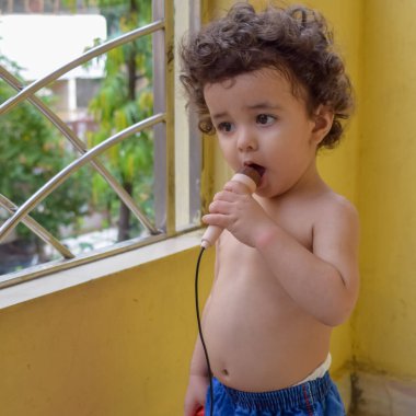 Şirin küçük çocuk Shivaay yaz zamanı evde balkonda, tatlı küçük çocuk gün ışığında fotoşop, küçük çocuk fotoğraf çekimi sırasında evde eğleniyor.