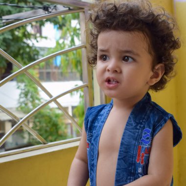 Şirin küçük çocuk Shivaay yaz zamanı evde balkonda, tatlı küçük çocuk gün ışığında fotoşop, küçük çocuk fotoğraf çekimi sırasında evde eğleniyor.