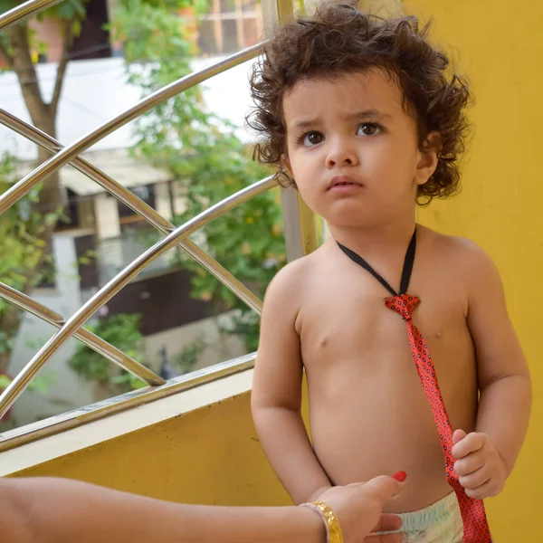 Lindo Niño Shivaay Balcón Casa Durante Verano Dulce Sesión Fotos — Foto de Stock