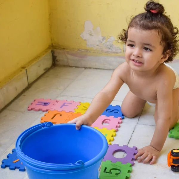 Şirin küçük çocuk Shivaay yaz zamanı evde balkonda, tatlı küçük çocuk gün ışığında fotoşop, küçük çocuk fotoğraf çekimi sırasında evde eğleniyor.