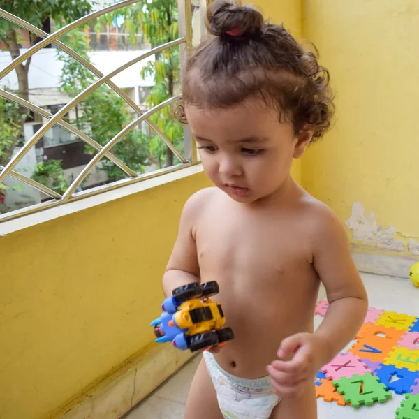 Şirin küçük çocuk Shivaay yaz zamanı evde balkonda, tatlı küçük çocuk gün ışığında fotoşop, küçük çocuk fotoğraf çekimi sırasında evde eğleniyor.