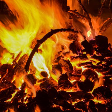 Siyah arka planda alevler, alev alev dokusu arka planda, çok güzel, ateş yanıyor, ateş odun ve inek gübresi ateşiyle yanıyor.