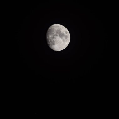 Moon Timelapse, Stock zamanaşımı: Dolunay karanlık gökyüzünde yükseliyor, gece vakti. Dolunay zamanı, gece karanlığında karanlık gökyüzünde ay ışığıyla birlikte kaybolur. Yüksek kaliteli beleş video kaydı veya zaman ayarlı