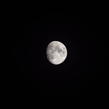 Moon Timelapse, Stock zamanaşımı: Dolunay karanlık gökyüzünde yükseliyor, gece vakti. Dolunay zamanı, gece karanlığında karanlık gökyüzünde ay ışığıyla birlikte kaybolur. Yüksek kaliteli beleş video kaydı veya zaman ayarlı