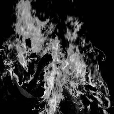 Siyah arka planda ateş alevleri, alev alev dokusu arka planda, çok güzel, ateş yanıyor, odun ve inek gübresi ile ateş siyah ve beyaz şenlik ateşi