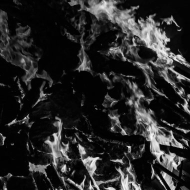 Siyah arka planda ateş alevleri, alev alev dokusu arka planda, çok güzel, ateş yanıyor, odun ve inek gübresi ile ateş siyah ve beyaz şenlik ateşi