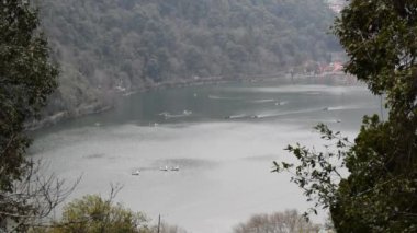 Akşam vakti Nainital, Uttarakhand, Hindistan 'daki Mall Yolu' nun yanındaki Naini Gölü 'nün manzarası dağlarla ve mavi gökyüzüyle güzel Nainital Gölü manzarası.