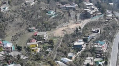 Nainital, Uttarakhand, Hindistan 'daki dağlarda giden trafik araçlarının hava görüntüsü, trafik araçlarının hareketi için dağın tepesinden görüntü. 