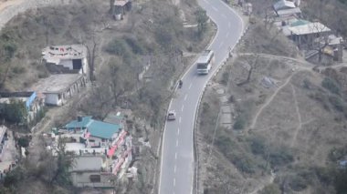 Nainital, Uttarakhand, Hindistan 'daki dağlarda giden trafik araçlarının hava görüntüsü, trafik araçlarının hareketi için dağın tepesinden görüntü. 