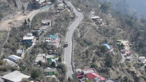 Luchtfoto Bovenaanzicht Van Verkeersvoertuigen Rijden Bergen Wegen Bij Nainital Uttarakhand — Stockvideo