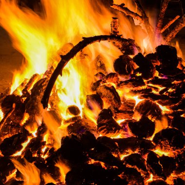 Siyah arka planda alevler, alev alev dokusu arka planda, çok güzel, ateş yanıyor, ateş odun ve inek gübresi ateşiyle yanıyor.