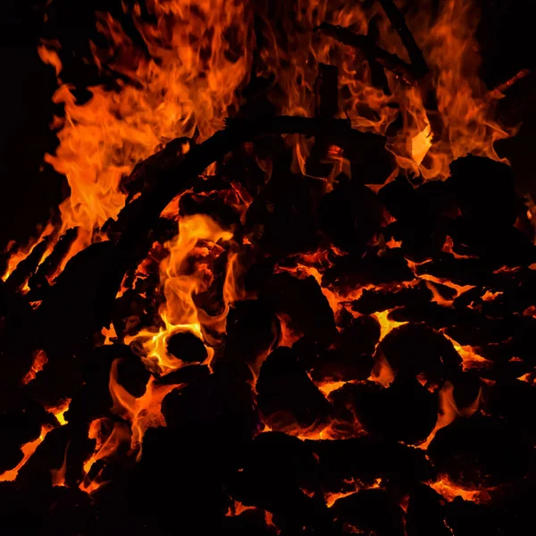 Siyah arka planda alevler, alev alev dokusu arka planda, çok güzel, ateş yanıyor, ateş odun ve inek gübresi ateşiyle yanıyor.