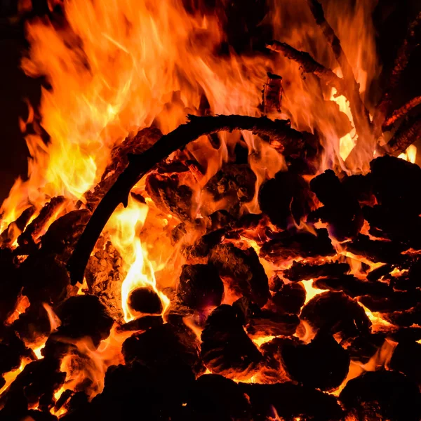 Siyah arka planda alevler, alev alev dokusu arka planda, çok güzel, ateş yanıyor, ateş odun ve inek gübresi ateşiyle yanıyor.