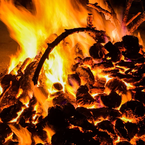 Siyah arka planda alevler, alev alev dokusu arka planda, çok güzel, ateş yanıyor, ateş odun ve inek gübresi ateşiyle yanıyor.