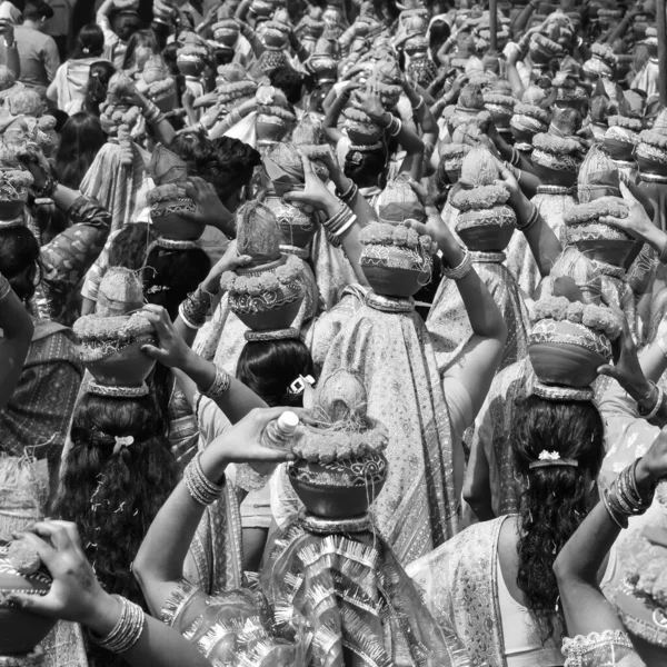 Mujeres Con Kalash Cabeza Durante Mangal Del Templo Jagannath Kalash — Foto de Stock