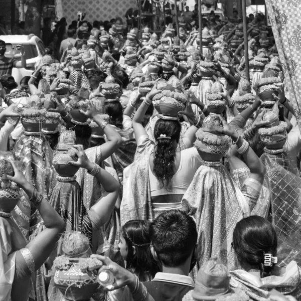 印度印度教教徒在贾甘纳寺曼加尔 卡拉什 雅达拉期间 头戴卡拉什的妇女们拿着装有圣水 顶部有椰子的陶罐 — 图库照片