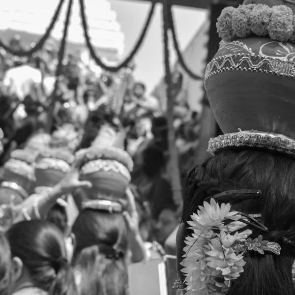 Mujeres Con Kalash Cabeza Durante Mangal Del Templo Jagannath Kalash —  Fotos de Stock