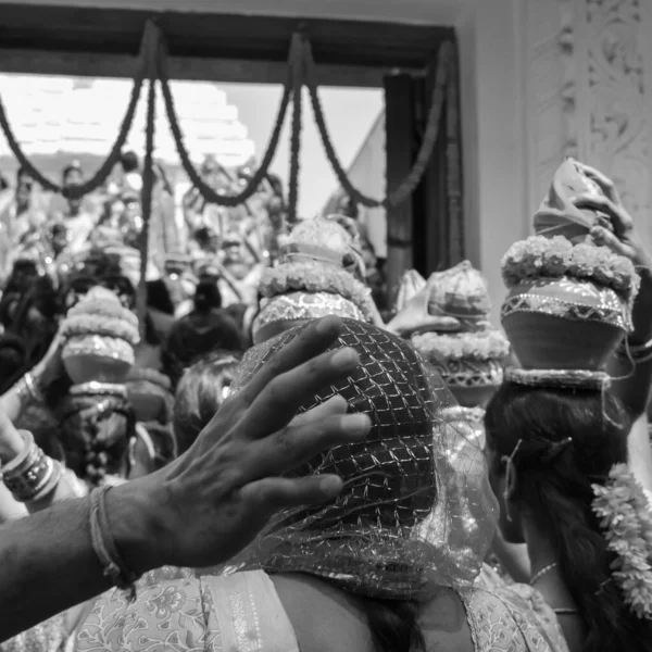 Kobiety Kalashem Głowie Podczas Jagannath Temple Mangal Kalash Yatra Indyjscy — Zdjęcie stockowe