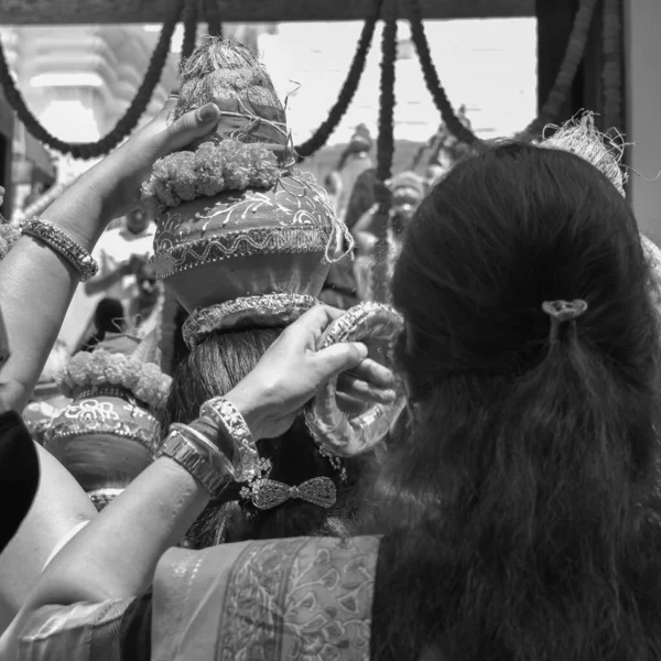 Жінки Калашем Голові Під Час Храму Джаганнатха Мангал Калаш Ятра — стокове фото