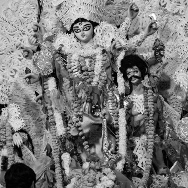 Tanrıça Durga, Hindistan 'ın en büyük Hindu Navratri festivali olan Güney Kolkata Durga Puja, Durga Puja Idol' a yakından bakıyor.
