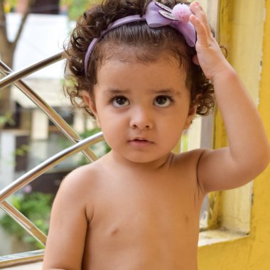 Şirin küçük çocuk Shivaay yaz zamanı evde balkonda, tatlı küçük çocuk gün ışığında fotoşop, küçük çocuk fotoğraf çekimi sırasında evde eğleniyor.