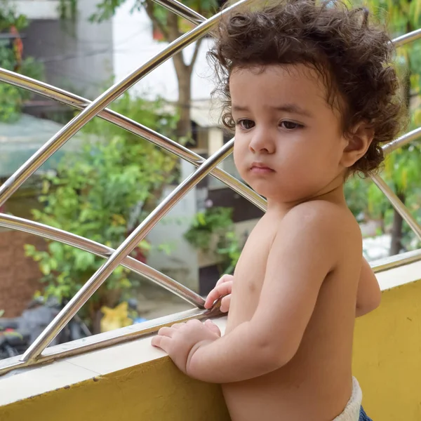 Lindo Niño Shivaay Balcón Casa Durante Verano Dulce Sesión Fotos — Foto de Stock