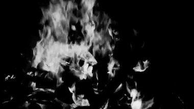 Siyah arka planda ateş alevleri, alev alev dokusu arka planda, çok güzel, ateş yanıyor, odun ve inek gübresi ile ateş siyah ve beyaz şenlik ateşi
